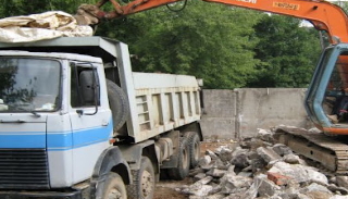 Вывоз строительного мусора с участка в Мысках недорого от 1576 руб. | 2Землекопа-Мси